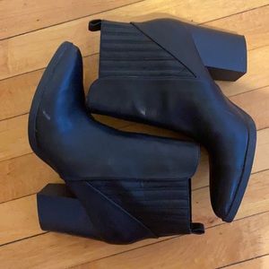 American Eagle Black Slip On Pointy Booties